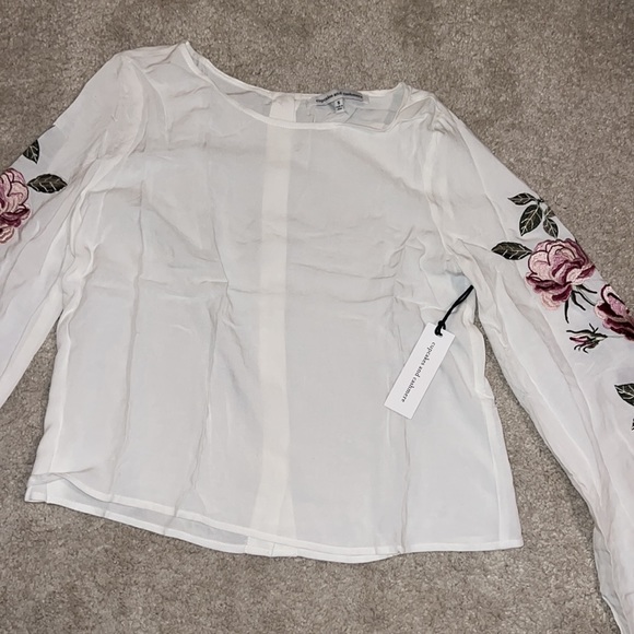 Cupcakes and cashmere nwt women’s top sz small with embroidery on sleeves - Picture 2 of 6